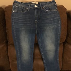 Levi Woman’s Mid Rise Skinny Jeans